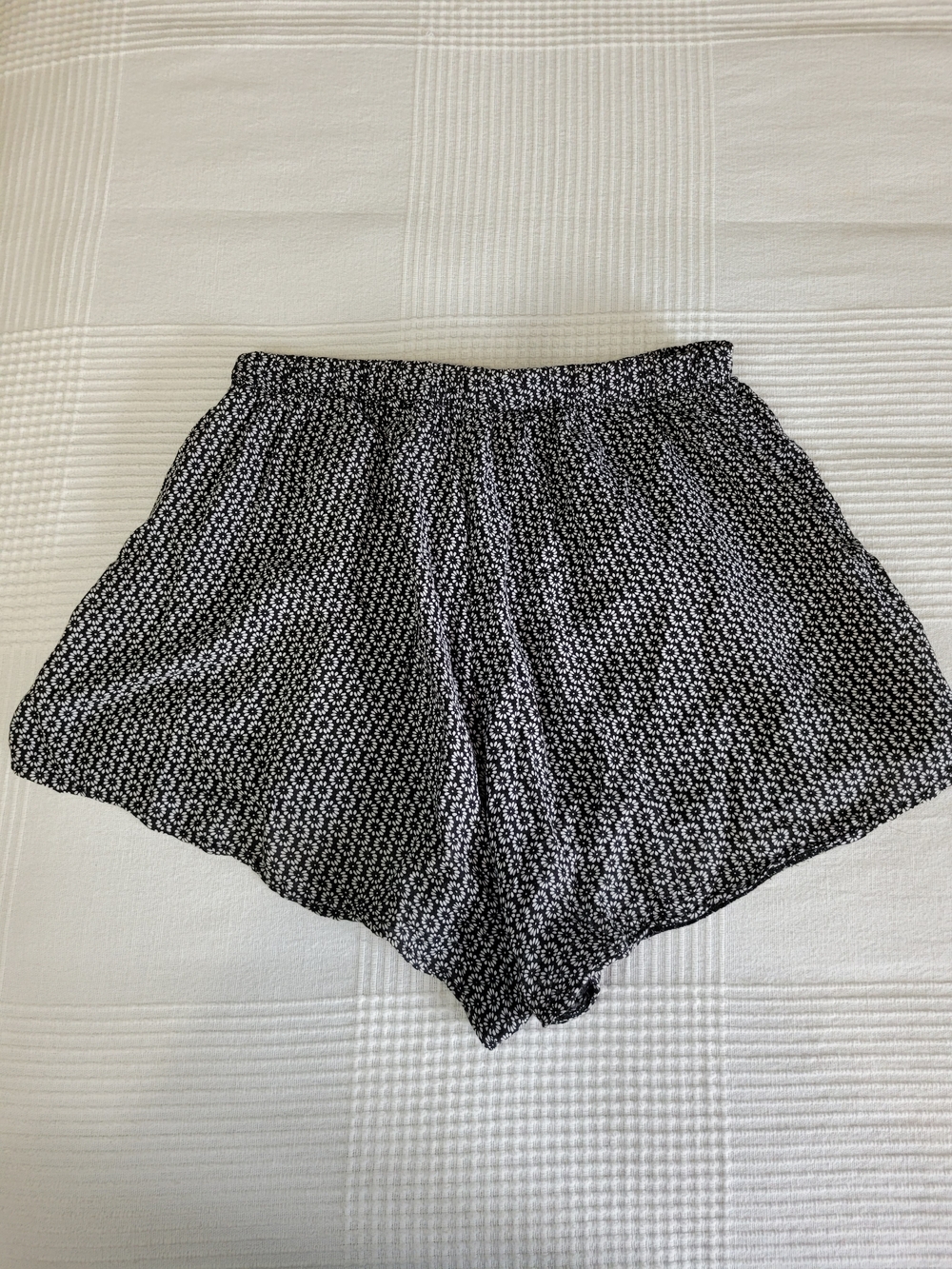 Brandy Melville Black Floral Daisy Flowy Shorts - Made In Italy - Small